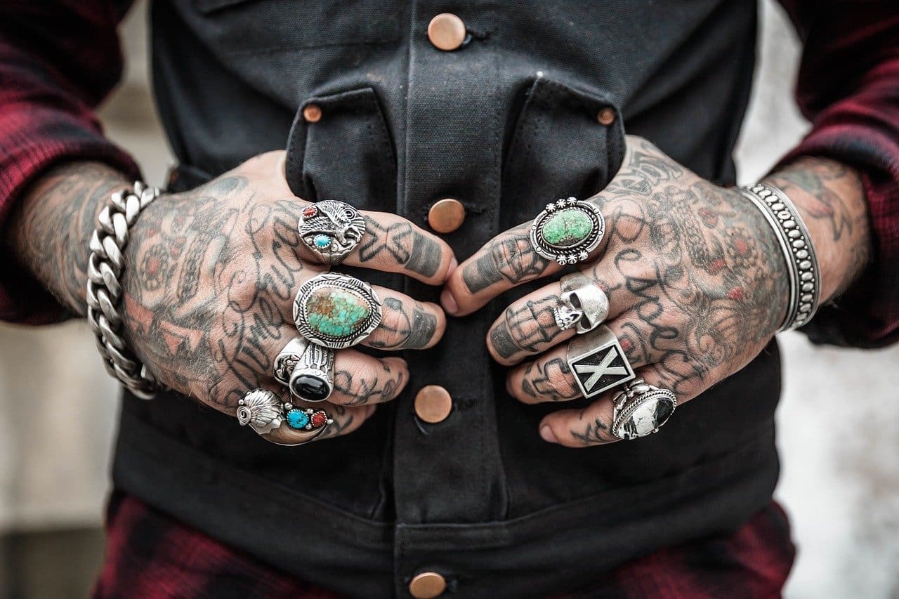 hands-1031131_1280-1280×853