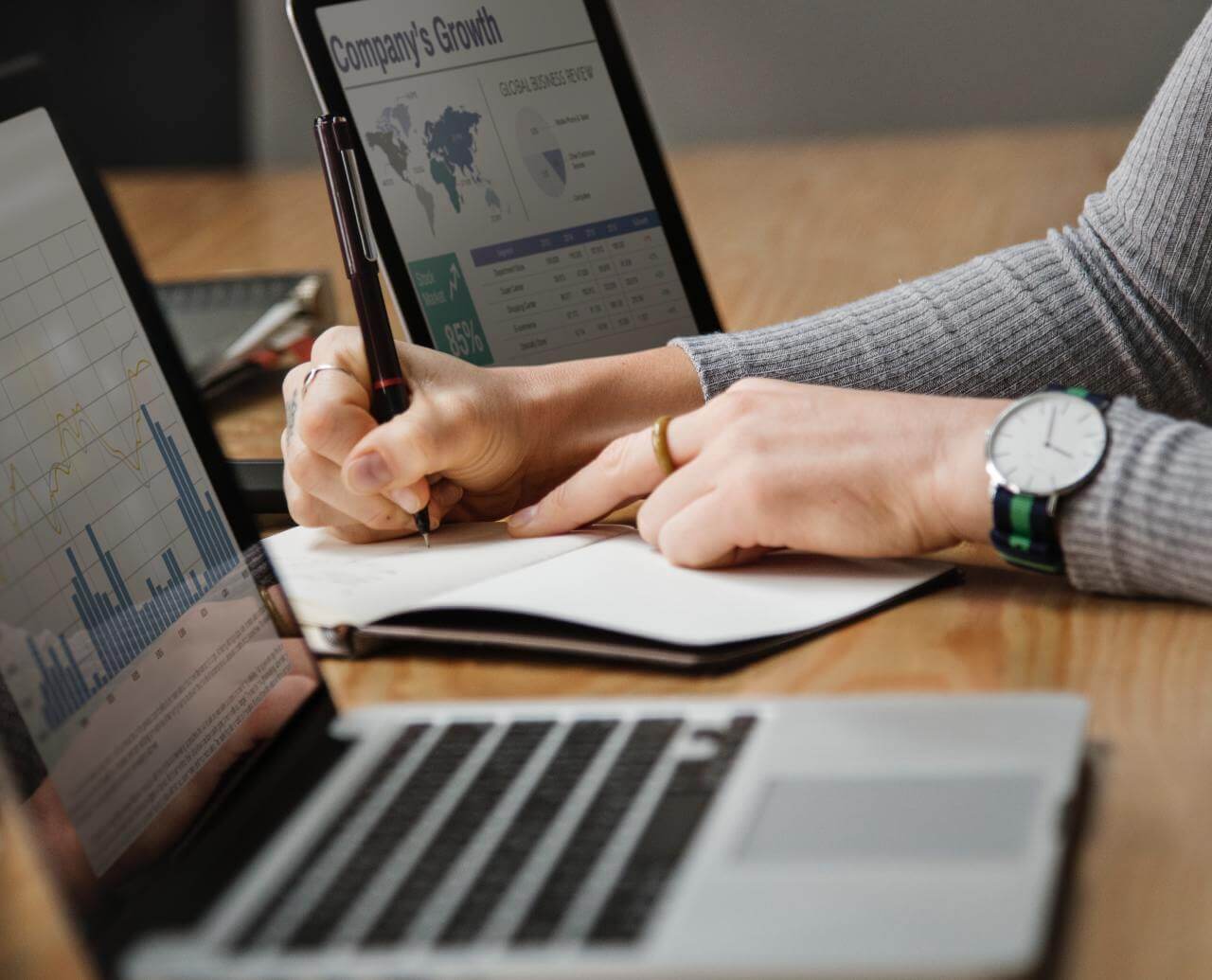 photo-1537955349949-38a700b70d6f Essential checklist to review before signing a contract
